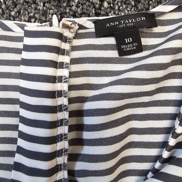 BOGO🎀Ann Taylor stripped V wrap tank top- Sz 10 - Picture 3 of 7